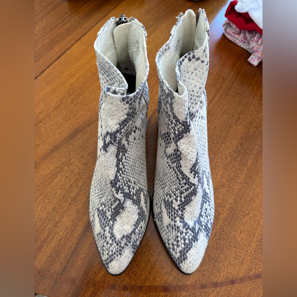Steve Madden Size 8.5 Snake-Skin Print Booties
